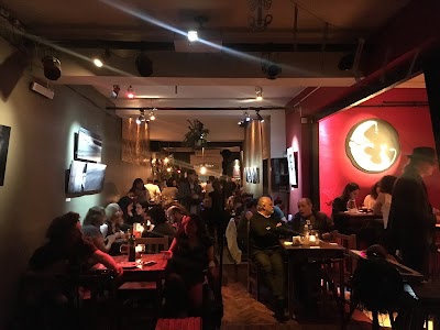 Antiguas Lunas Y El Gato Negro — Belgrano